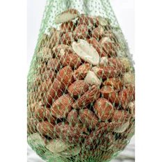 Červené ořechy pro ptáky – zimní krmivo