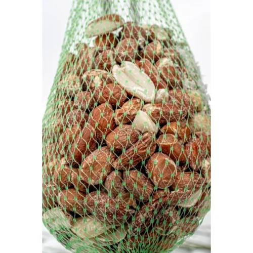 Červené ořechy pro ptáky v zimě. Krmivo pro zimující divoké ptáky.