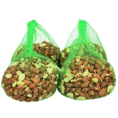 Červené ořechy pro ptáky v zimě. Krmivo pro zimující divoké ptáky.